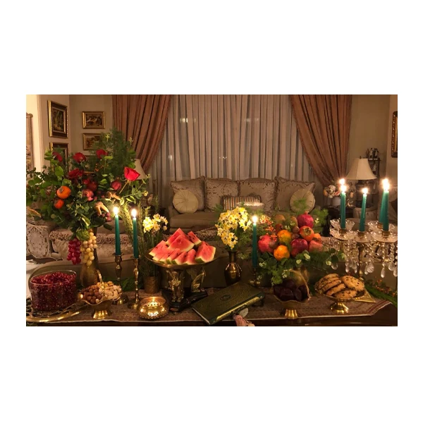 میز شب یلدا با انار و هندوانه و گل و شمع