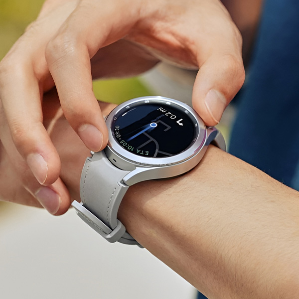 ساعت هوشمند سامسونگ مدل Galaxy Watch 4 Classic R890-46mm در دست کاربر