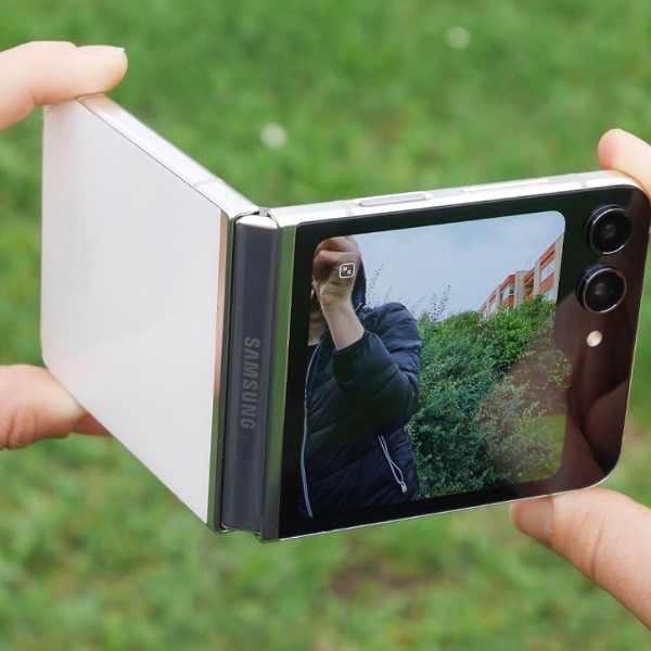نمایش تاشو بودن گوشی سامسونگ Galaxy Z Flip5 5G ظرفیت256